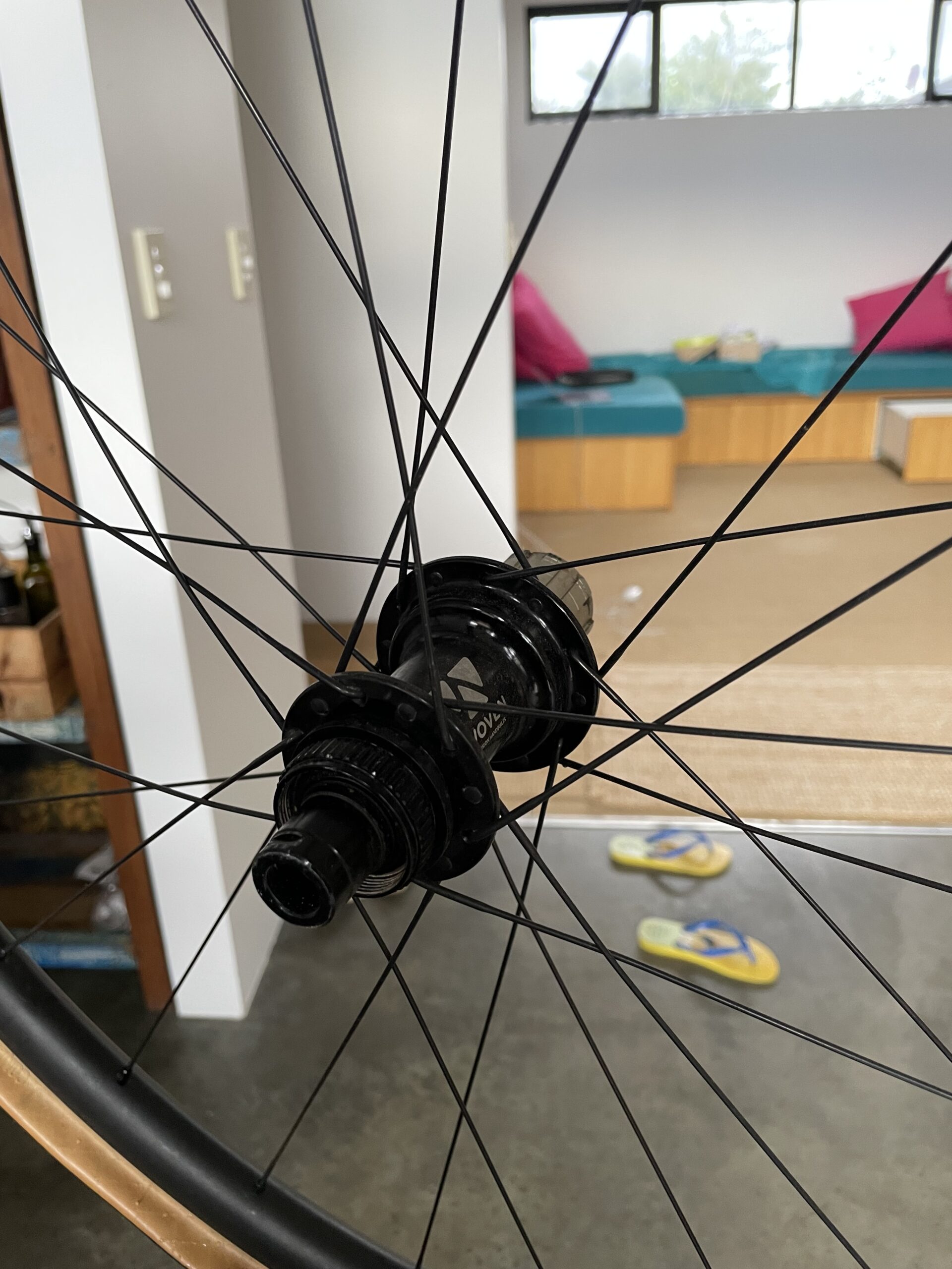 650B Carbon Wheels with SONdelux​ ​12​ dynamo