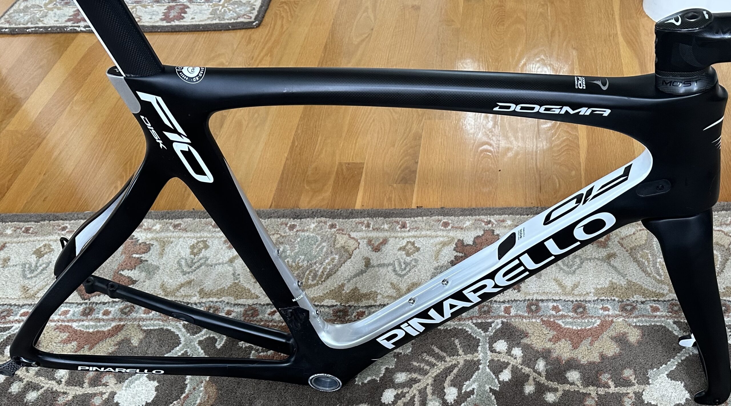 Pinarello Dogma F10 Disk (56cm) Frameset + Integrated Talon Aero bars (440/110)