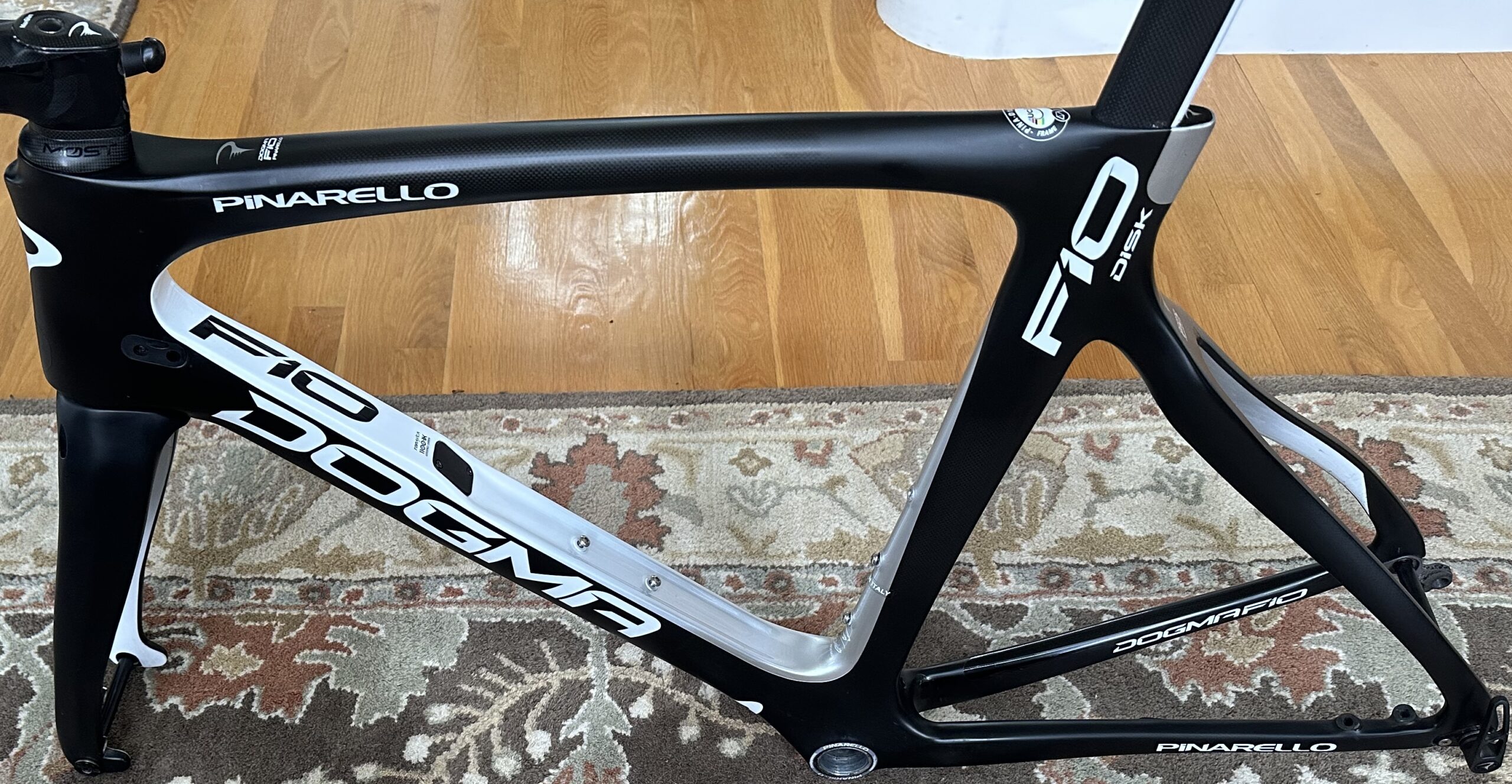 Pinarello Dogma F10 Disk (56cm) Frameset + Integrated Talon Aero bars (440/110)