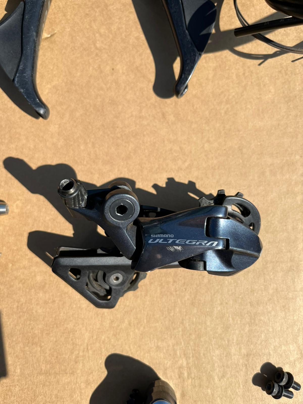 Ultegra R8020 - 11sp hydraulic disc, mechanical gears. 172.5mm cranks