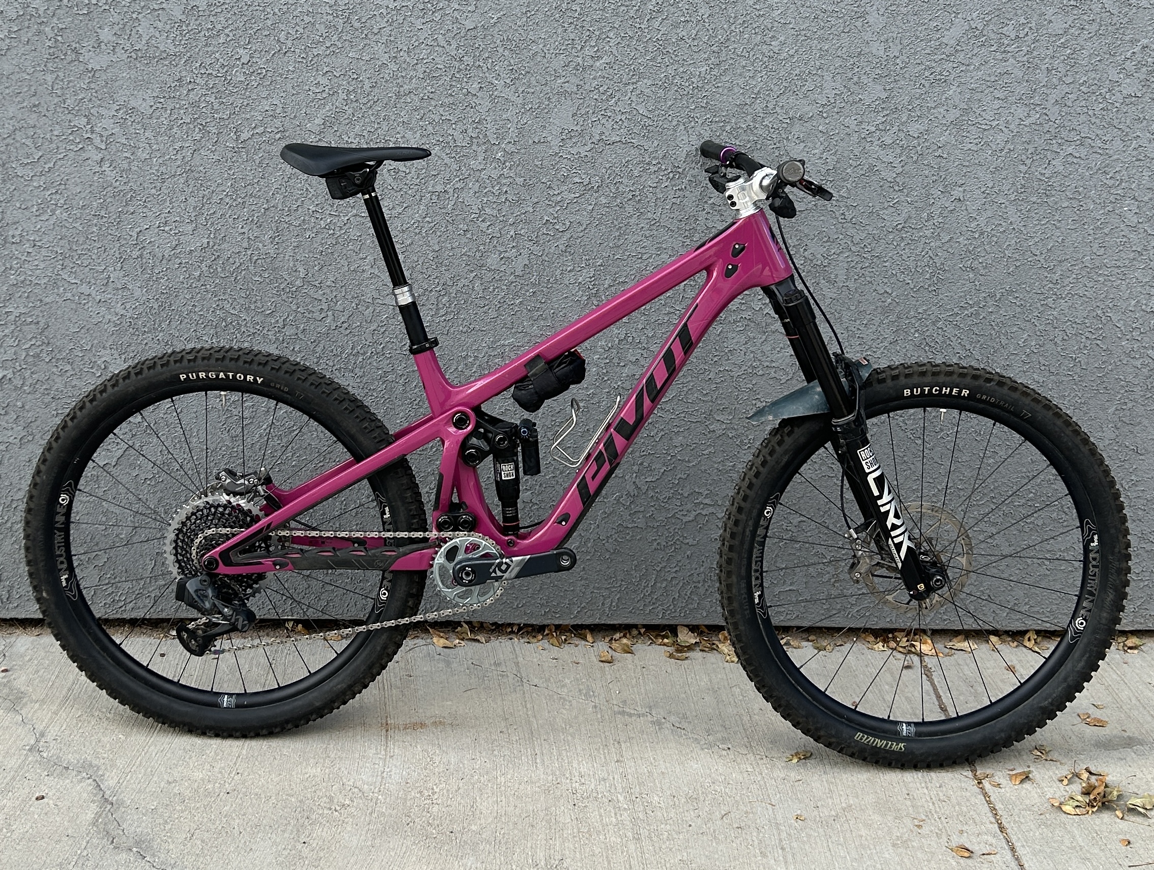 2023 Pivot Shadowcat (Medium) w/ Extras!