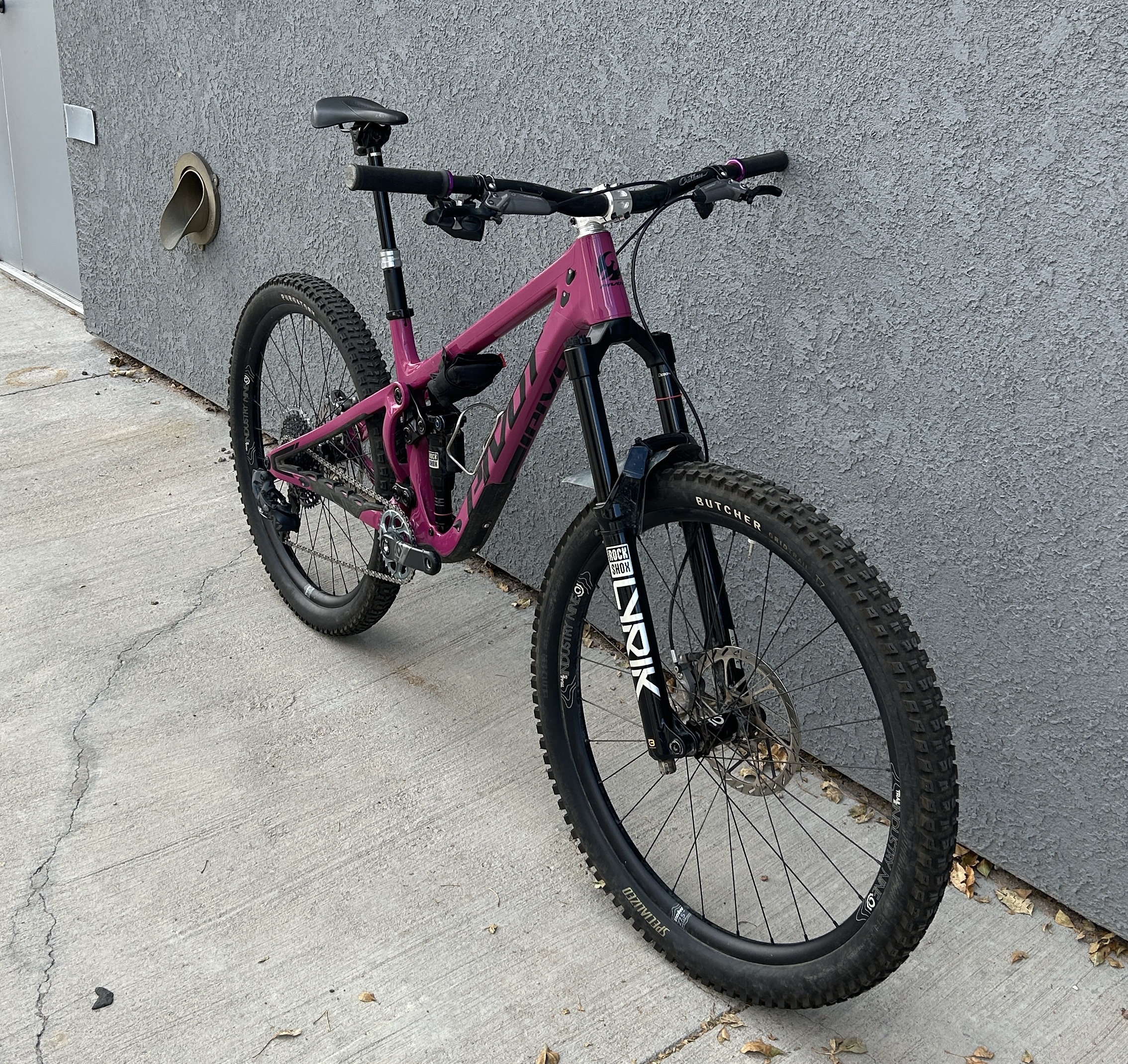 2023 Pivot Shadowcat (Medium) w/ Extras!