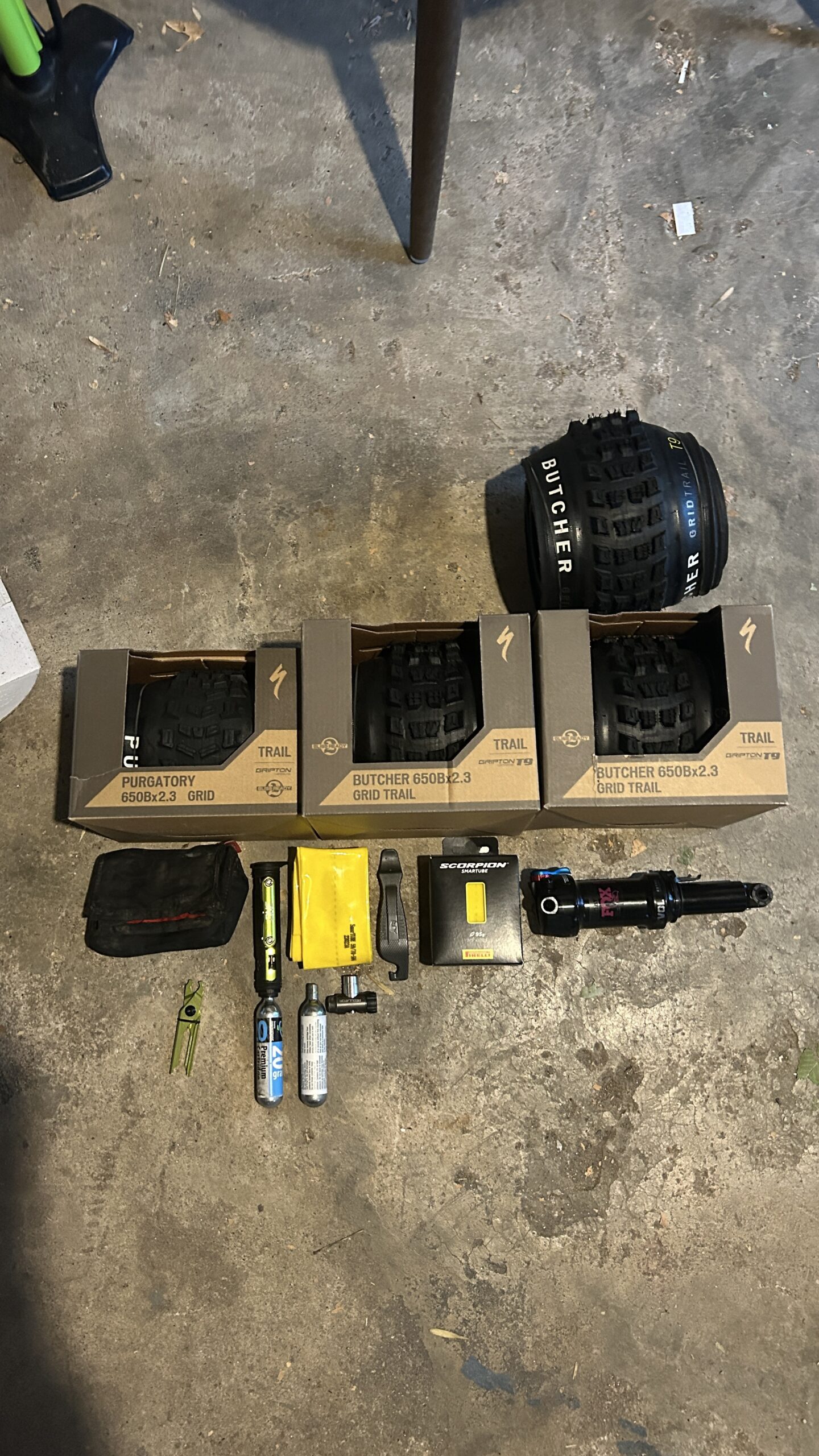2023 Pivot Shadowcat (Medium) w/ Extras!